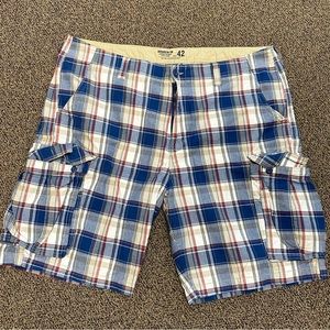 Men’s Old Navy size Waist 42 plaid cargo shorts. Classic length.